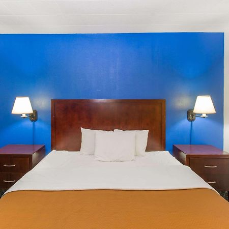 Travelodge By Wyndham Great Bend Экстерьер фото