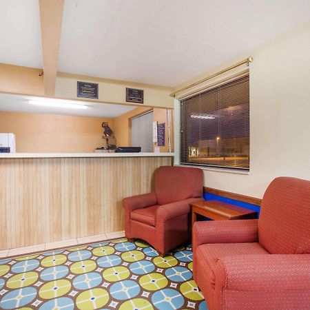 Travelodge By Wyndham Great Bend Экстерьер фото
