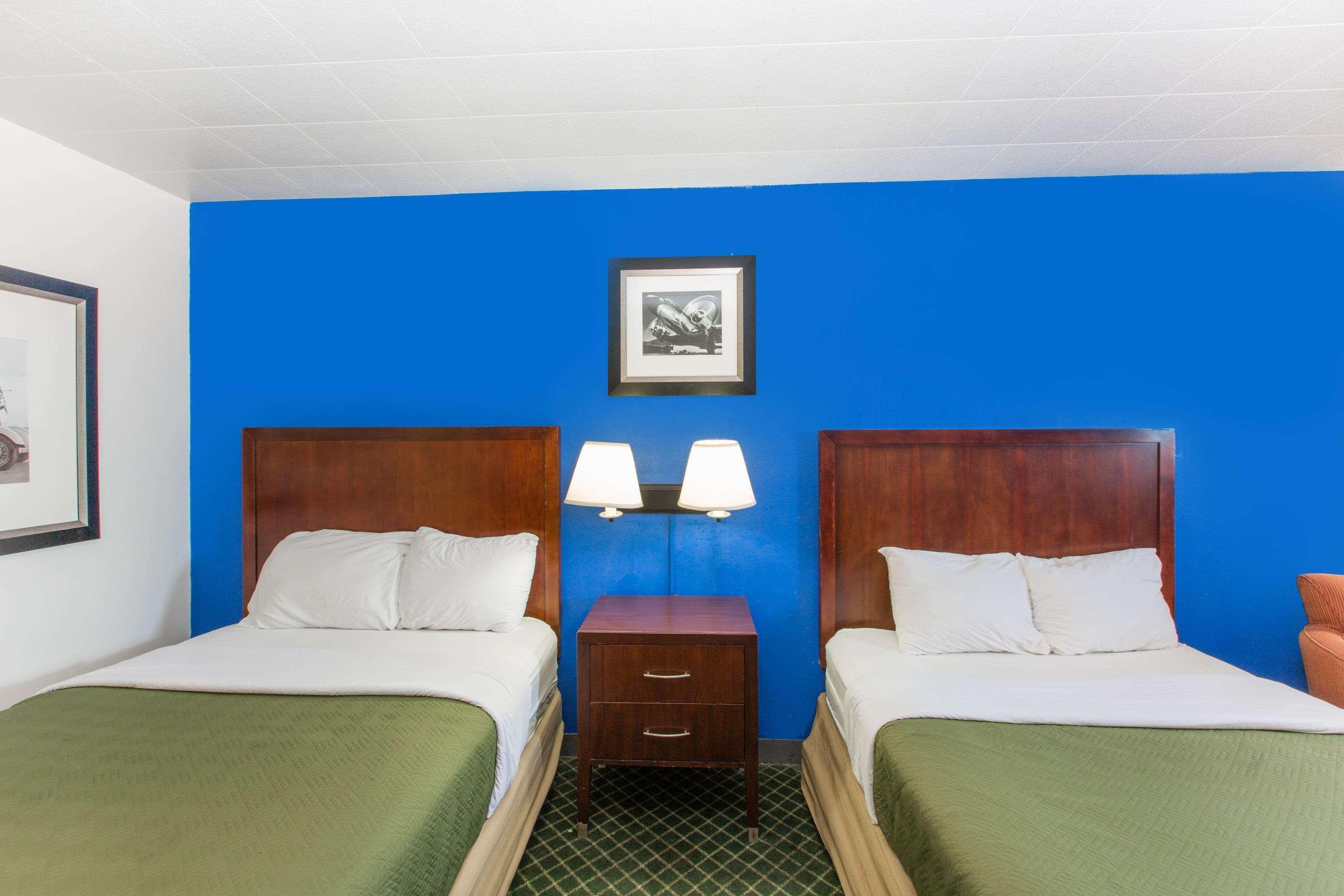 Travelodge By Wyndham Great Bend Экстерьер фото