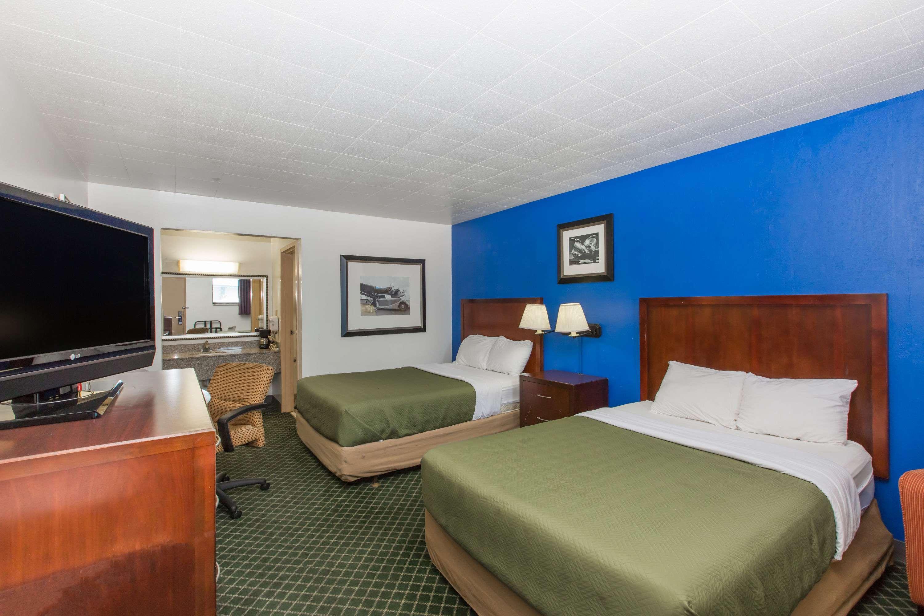 Travelodge By Wyndham Great Bend Экстерьер фото