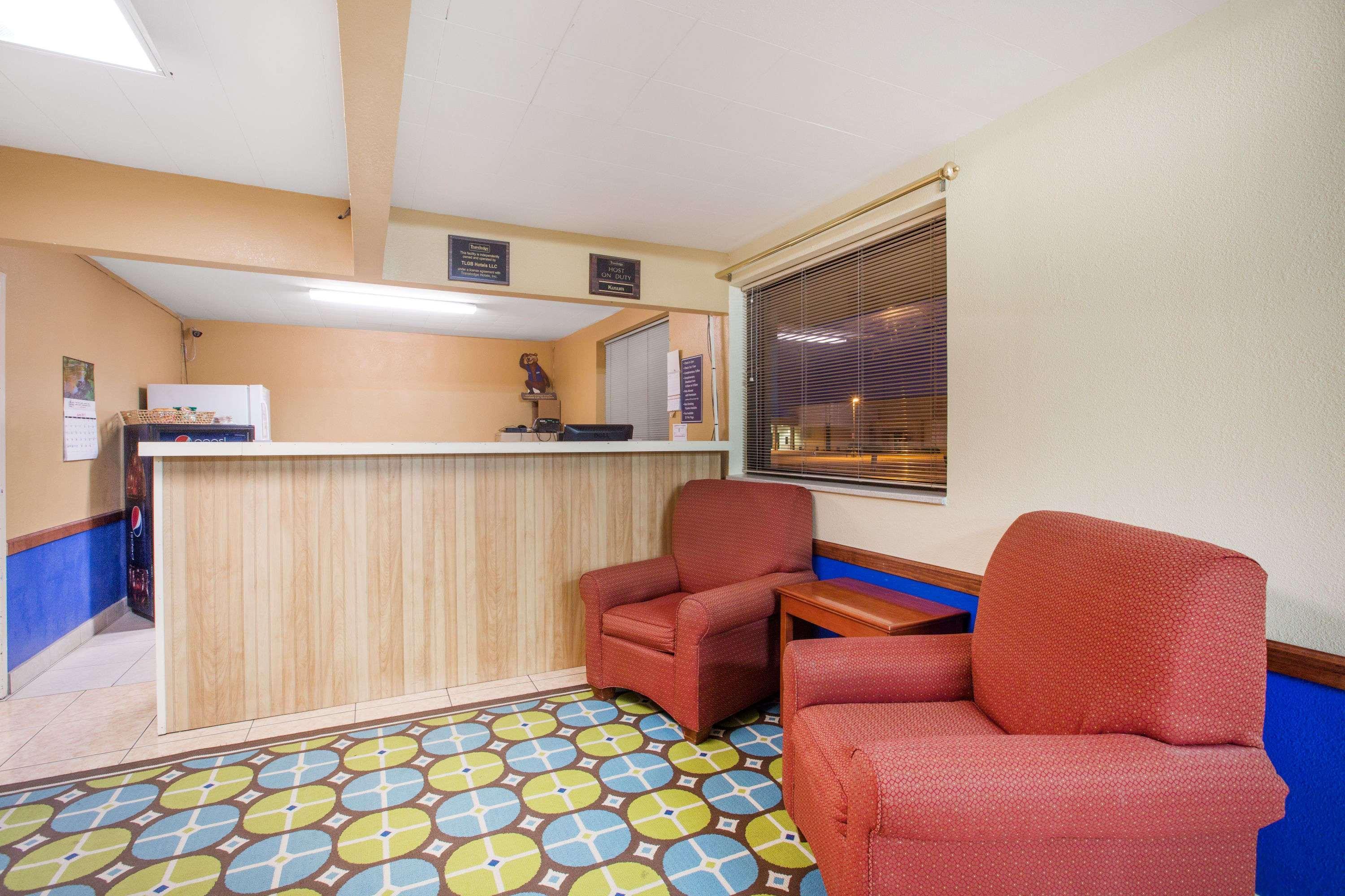 Travelodge By Wyndham Great Bend Экстерьер фото