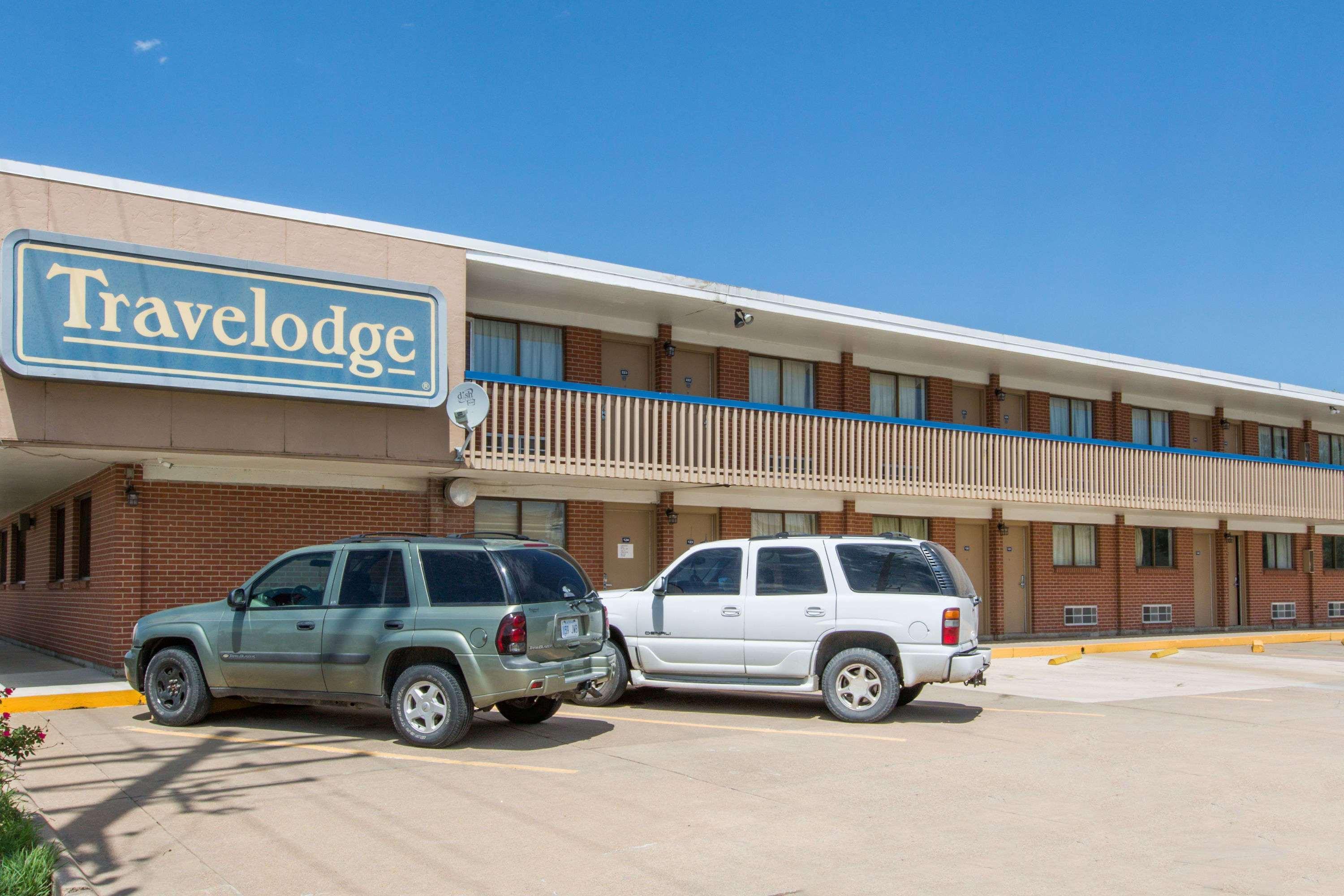 Travelodge By Wyndham Great Bend Экстерьер фото