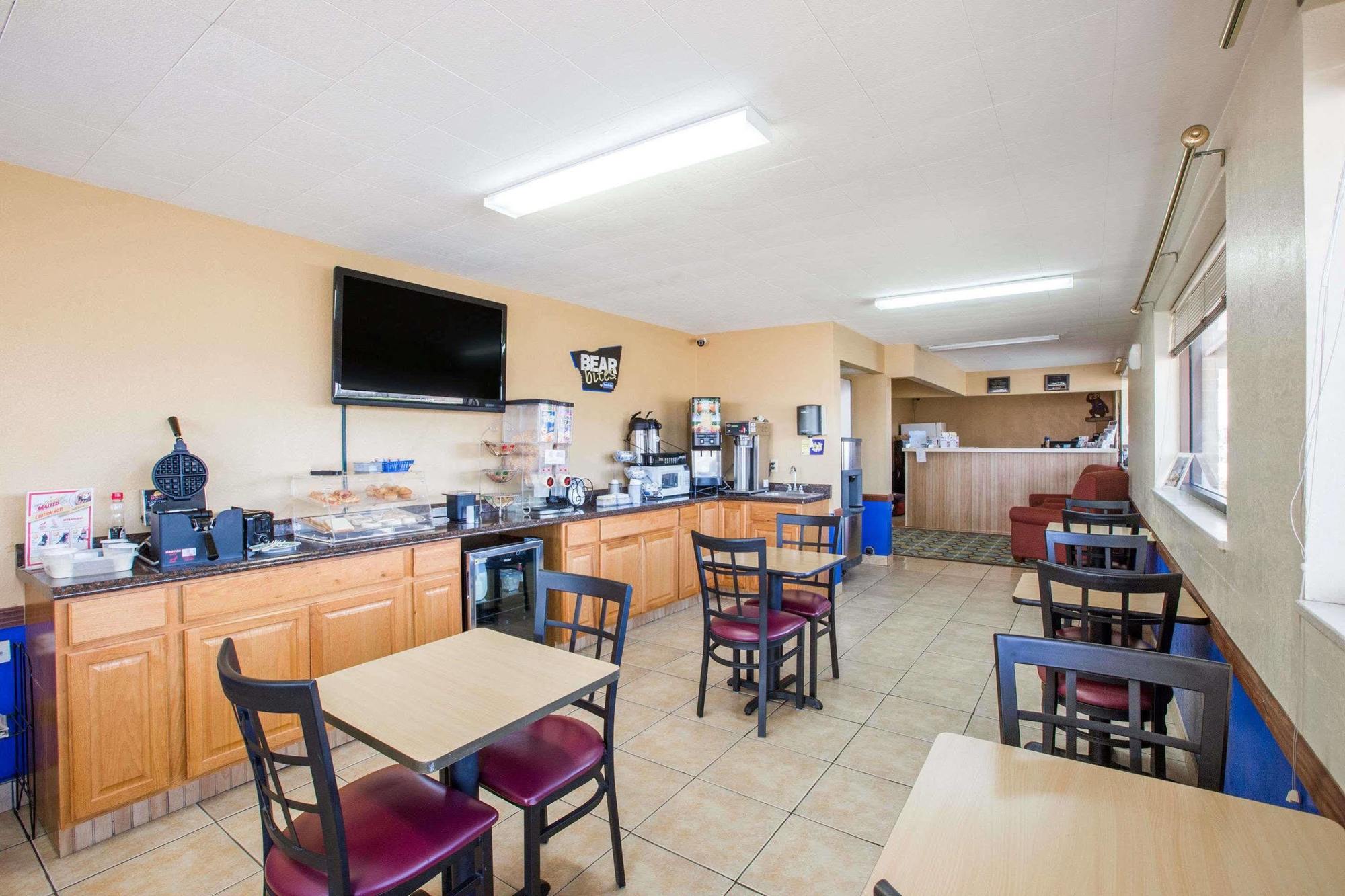 Travelodge By Wyndham Great Bend Экстерьер фото