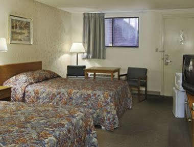 Travelodge By Wyndham Great Bend Экстерьер фото